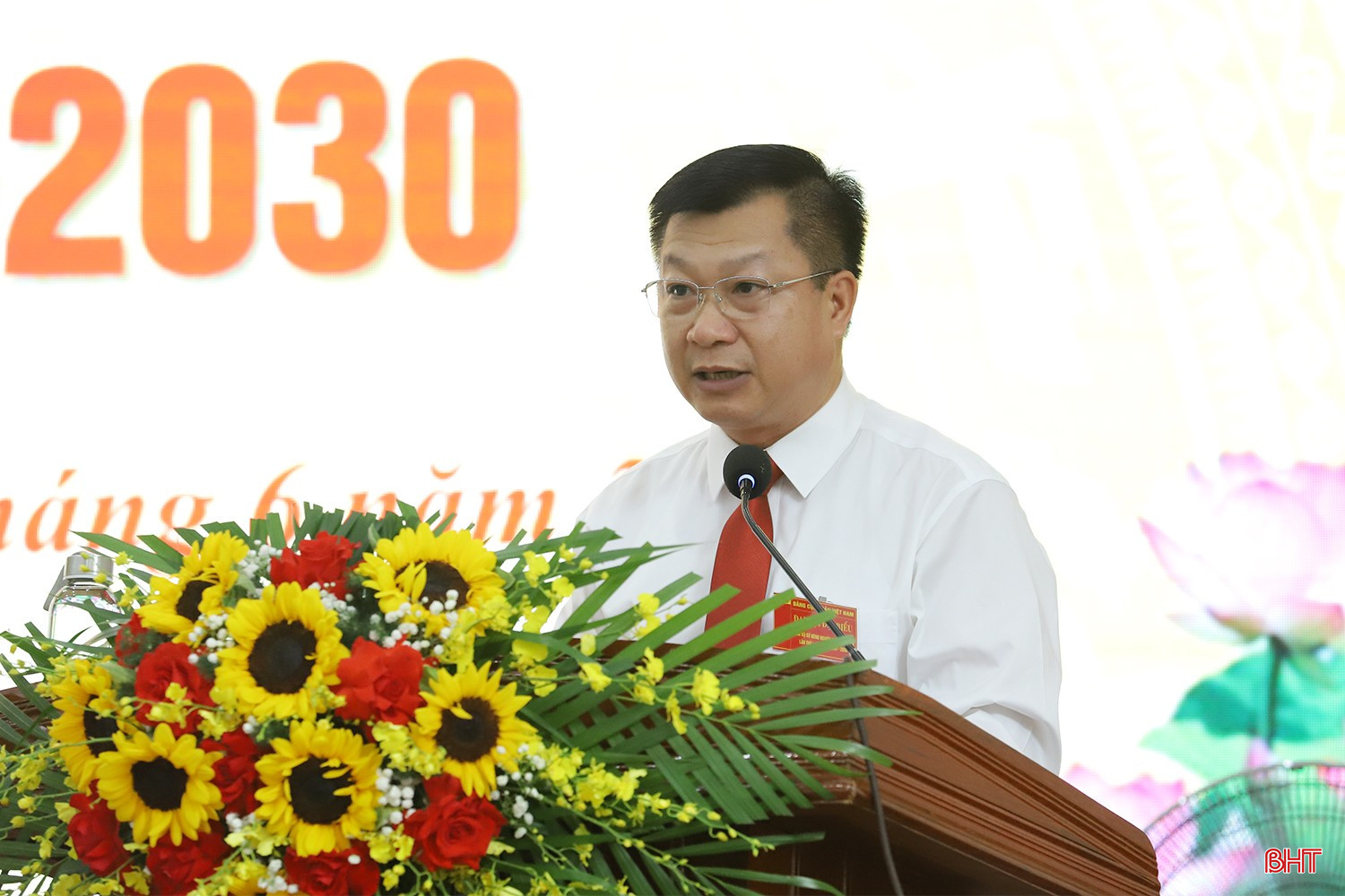 Phó Giám đốc Sở NN&MT Trần Hữu Khanh trình bày dự thảo báo cáo chính trị. bqbht_br_dai-hoi-dang-bo-so-nong-nghiep-moi-truong-9b.jpg