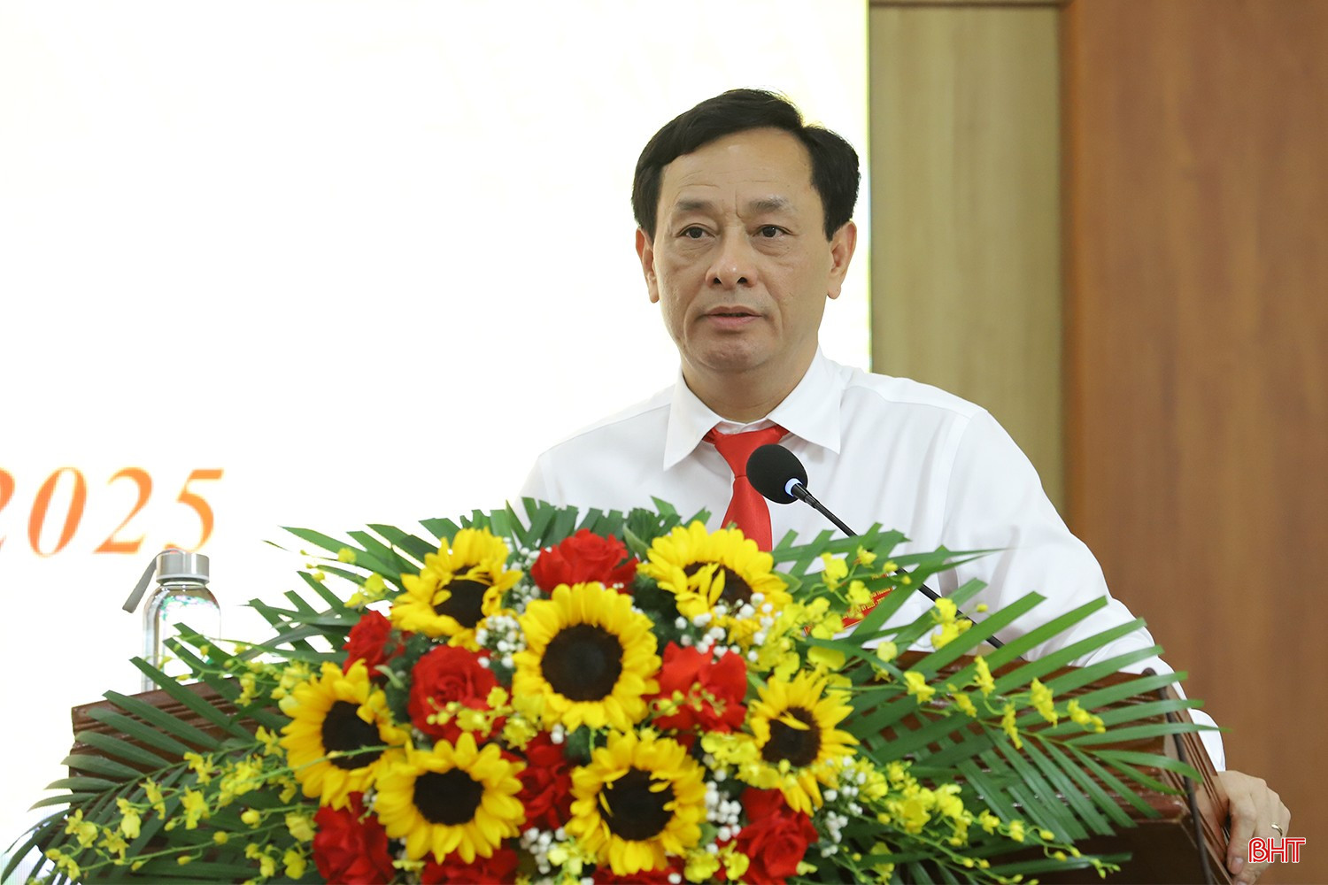 Chi cục trưởng Chi cục Kiểm lâm Hoàng Quốc Huấn trình bày tham luận tại đại hội. bqbht_br_dai-hoi-dang-bo-so-nong-nghiep-moi-truong-2b.jpg