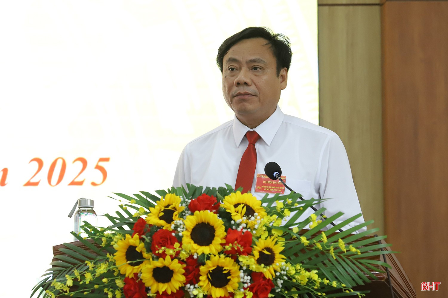 Phó Giám đốc Sở NN&MT Nguyễn Tiến Hùng báo cáo thẩm tra tư cách đại biểu tham dự đại hội. bqbht_br_dai-hoi-dang-bo-so-nong-nghiep-moi-truong-9.jpg