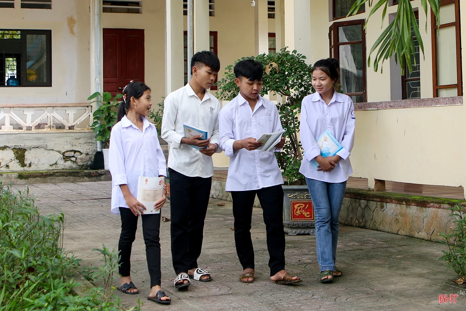 Những câu chuyện ấm áp dưới mái trường (bài 2): Bản làng vui có bước chân thầy cô