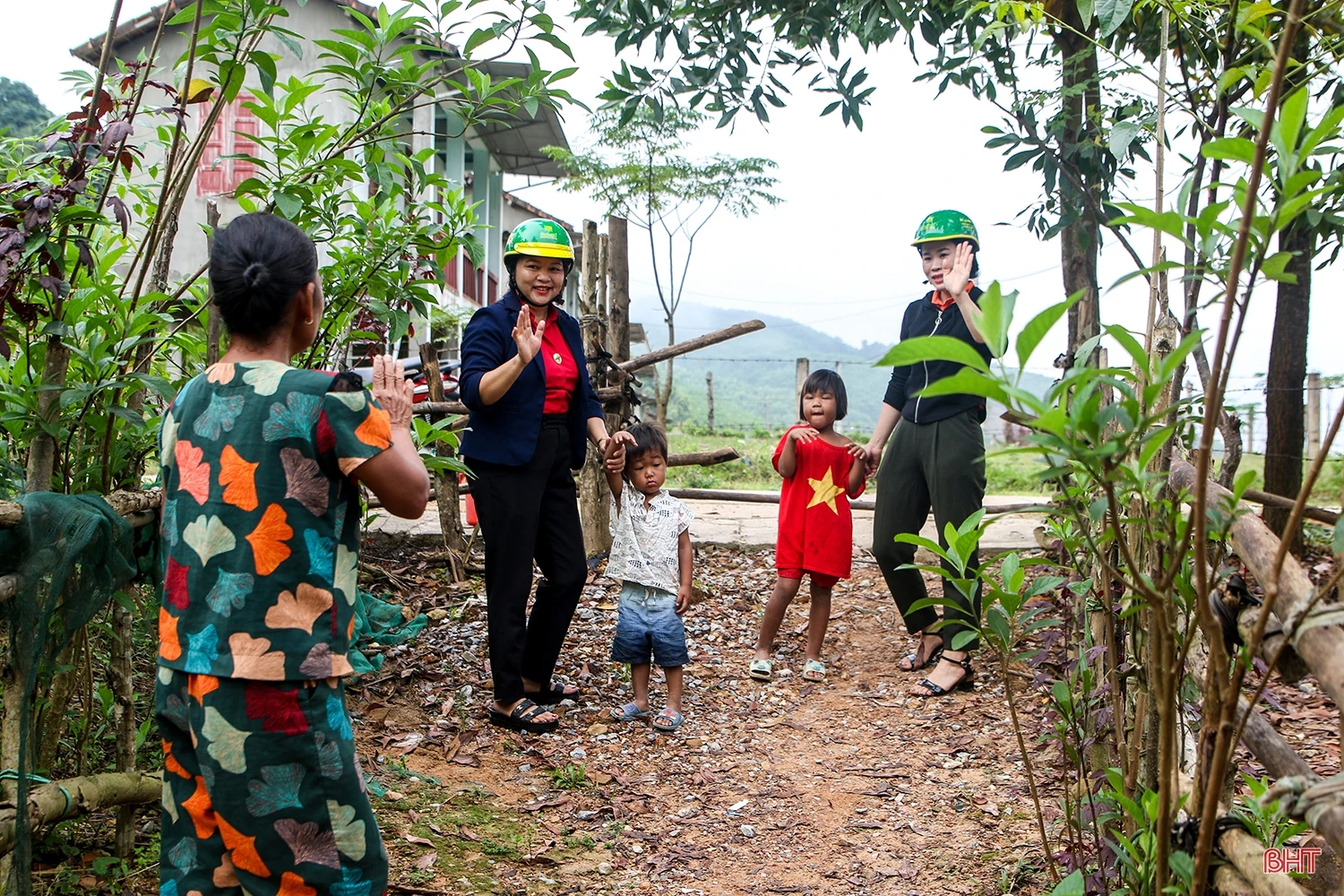 Những câu chuyện ấm áp dưới mái trường (bài 2): Bản làng vui có bước chân thầy cô