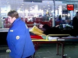 Một người bị thương trong vụ đánh bom được chuyển ra xe cứu thương. Nguồn: AFP/TTXVN