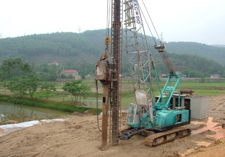và đóng cọc cát để xử lý nền đê yếu