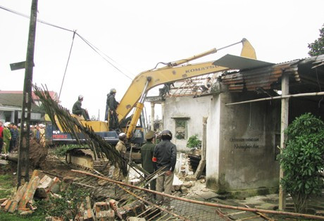 cùng máy móc, phương tiện được huy động để giúp các hộ dân tháo dỡ nhà cửa