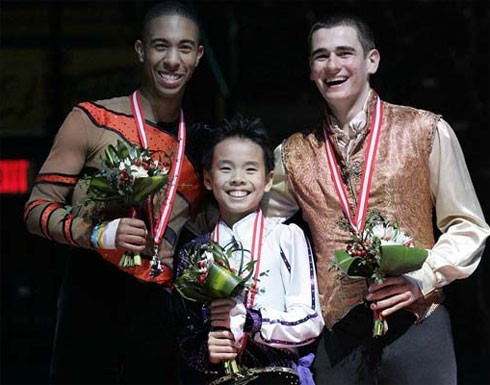 Nam (giữa) trên bục chiến thắng ở giải vô địch trẻ Canada hồi giữa tháng 1. Ảnh: Vancouver Sun