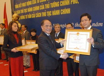 Phó Thủ tướng Thường trực Chính phủ Nguyễn Sinh Hùng trao Bằng khen cho các tập thể, cá nhân có thành tích xuất sắc trong việc thực hiện Đề án 30