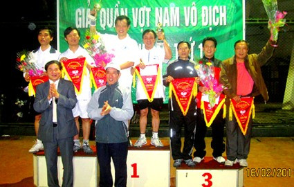 Ban tổ chức trao giải thưởng cho các cặp VĐV đoạt HCV