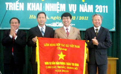 Phó Chủ tịch UBND tỉnh Hà Tĩnh Lê Đình Sơn trao Cờ đơn vị dẫn đầu cụm các tỉnh Bắc Trung bộ năm 2010 cho Liên minh HTX Hà Tĩnh Phó Chủ tịch UBND tỉnh Hà Tĩnh Lê Đình Sơn trao Cờ đơn vị dẫn đầu cụm các tỉnh Bắc Trung bộ năm 2010 cho Liên minh HTX Hà Tĩnh