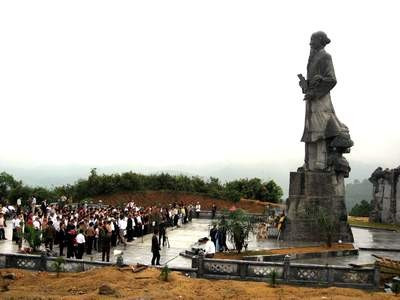 Tượng đài Hải Thượng Lãn Ông trong Khu di tích