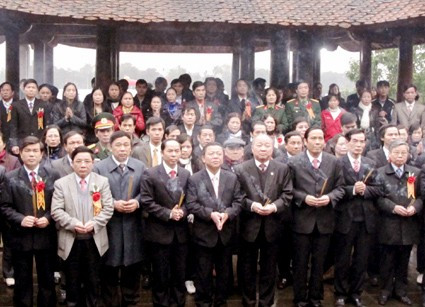 Trước lễ kỷ niệm, lãnh đạo Bộ Y tế, tỉnh Hà Tĩnh cùng các đại biểu dâng hương tại phần mộ Đại danh y Hải Thượng Lãn Ông Lê Hữu Trác ở xã Sơn Trung (Hương Sơn).