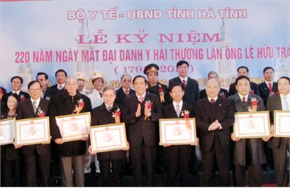 Bộ trưởng Bộ Y tế Nguyễn Quốc Triệu, Bí thư Tỉnh ủy Nguyễn Thanh Bình trao giải thưởng Hải Thượng Lãn Ông cho các cá nhân