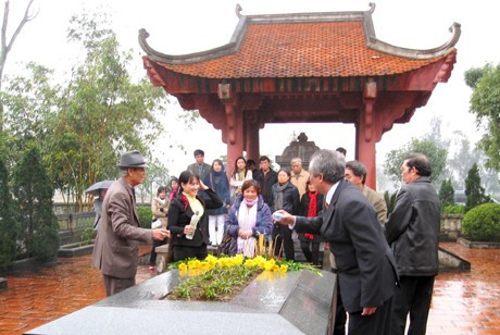 Đoàn công tác Hội nhà văn Việt Nam tại khu lăng mộ Đại thi hào Nguyễn Du