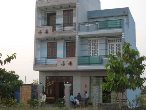 Nhà báo Hoàng Hùng bị sát hại ở tầng 1 trong căn nhà của mình (bìa trái), bên cạnh là nhà của ông Nguyễn Văn Sữa. Ảnh: nld.vn