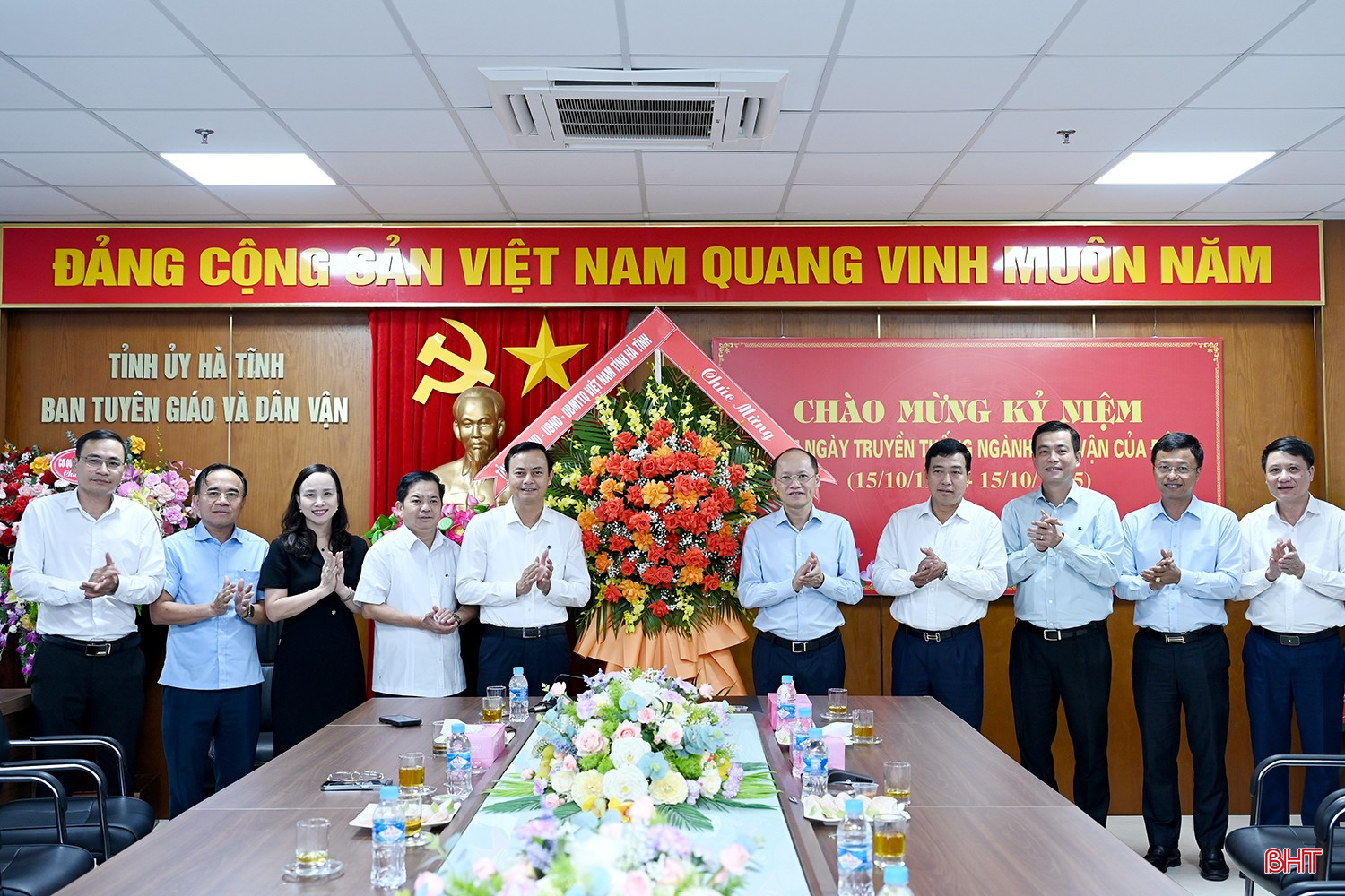 Đồng chí Nguyễn Hồng Lĩnh - Phó Bí thư Tỉnh ủy, Phó Chủ tịch Thường trực UBND tỉnh và các đồng chí trong đoàn tặng hoa chúc mừng Ban Tuyên giáo và Dân vận Tỉnh ủy. bqbht_br_dsdc-8219.jpg