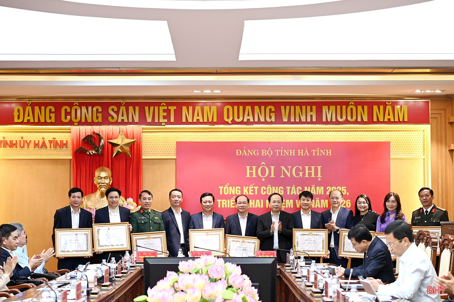 Thường trực Tỉnh ủy tặng bằng khen cho các đảng bộ có thành tích xuất sắc trong công tác xây dựng Đảng năm 2025.