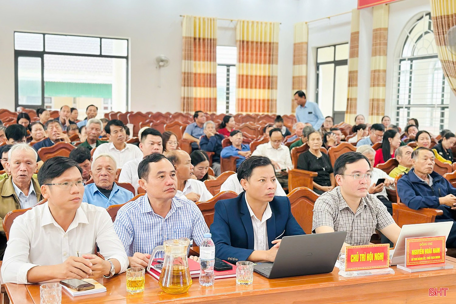 Cán bộ, đảng viên xã Thạch Khê theo dõi hội nghị