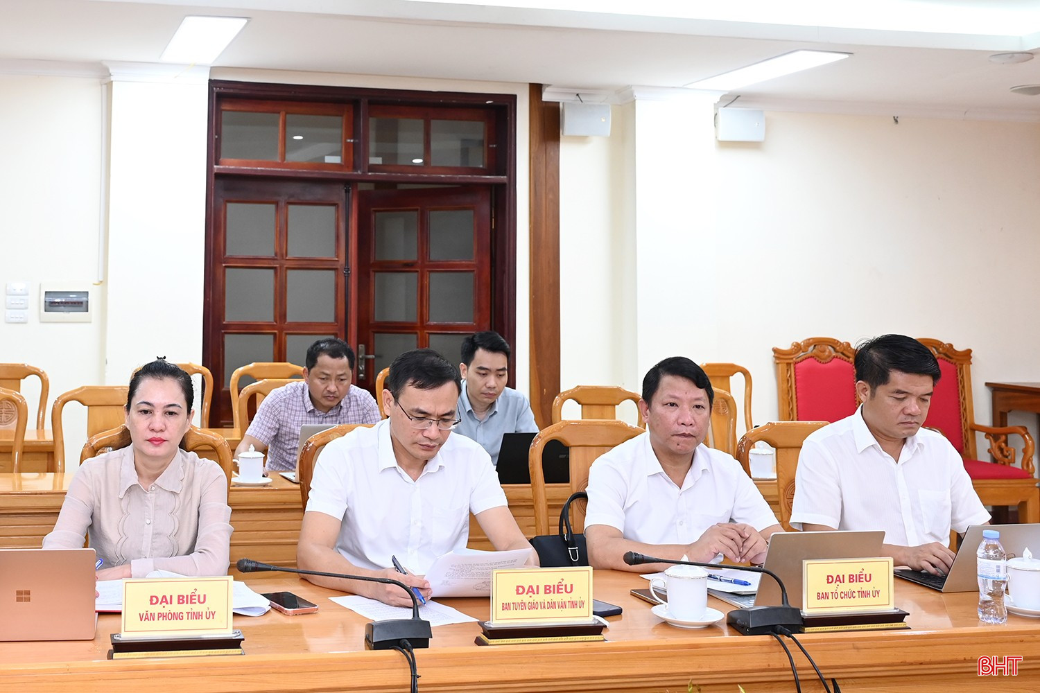 Đại biểu dự họp.