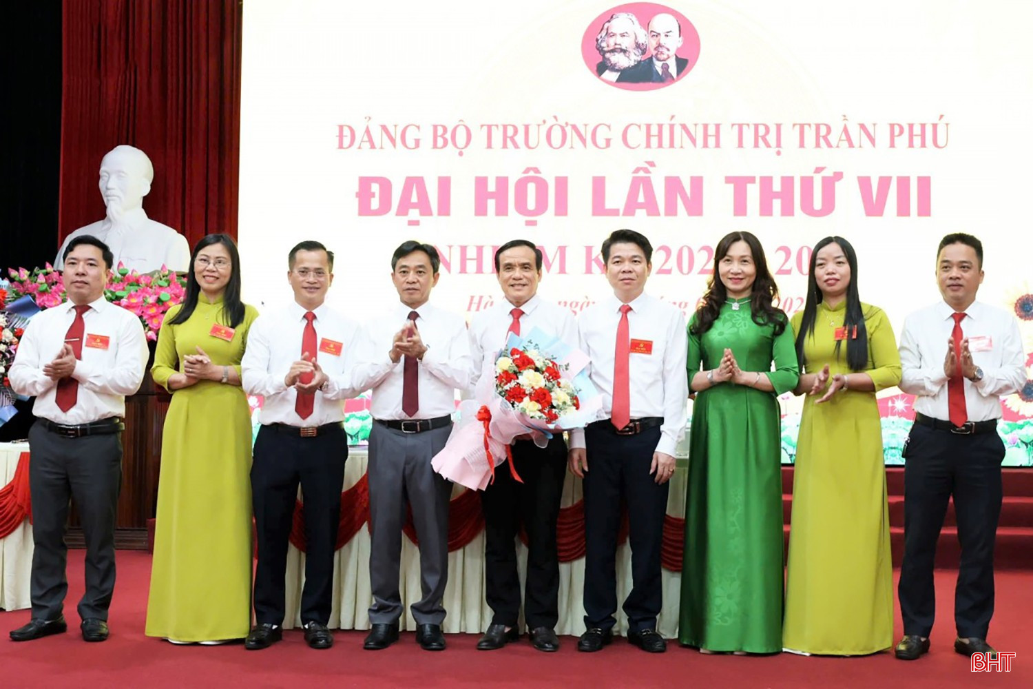 Các đồng chí lãnh đạo tặng hoa chúc mừng Ban Chấp hành Đảng bộ Trường Chính trị Trần Phú nhiệm kỳ 2025 - 2030, tháng 6/2025. bqbht_br_z6738367993692-529b9d4f2bc7bc070c234fa2d03ce655-1.jpg