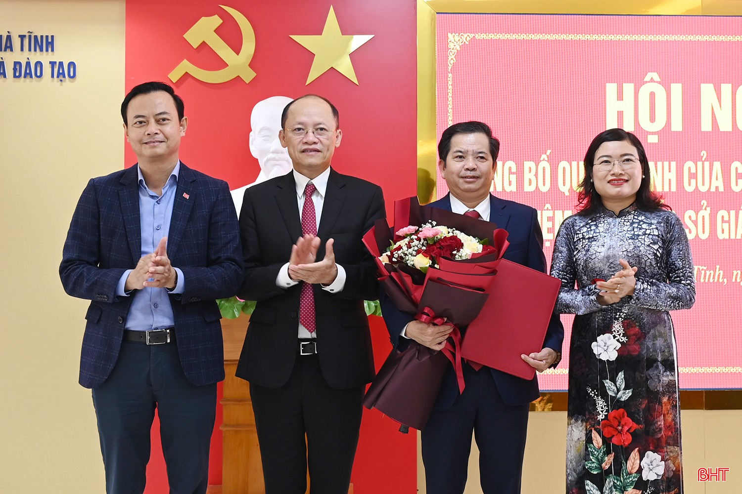 Các đồng chí lãnh đạo tỉnh trao quyết định và tặng hoa chúc mừng tân Giám đốc Sở GD&amp;ĐT Bùi Nhân Sâm.