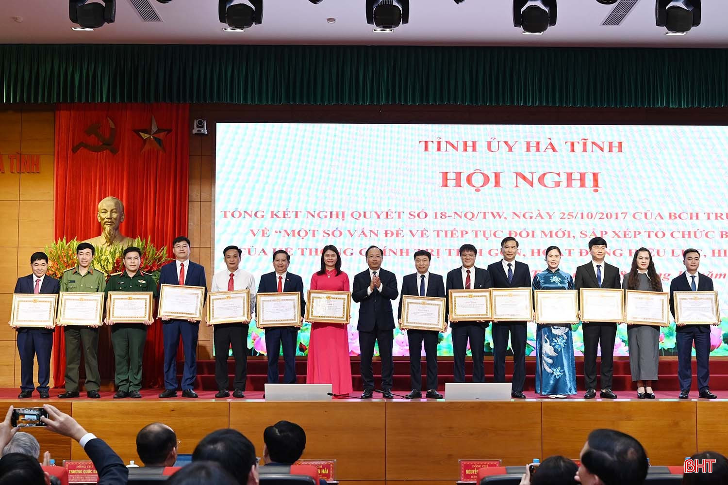 Bí thư Tỉnh ủy Nguyễn Duy Lâm trao bằng khen cho các tập thể có thành tích xuất sắc trong thực hiện nhiệm vụ tham mưu, phục vụ Đại hội Đảng bộ tỉnh lần thứ XX. bqbht_br_eeee.jpg