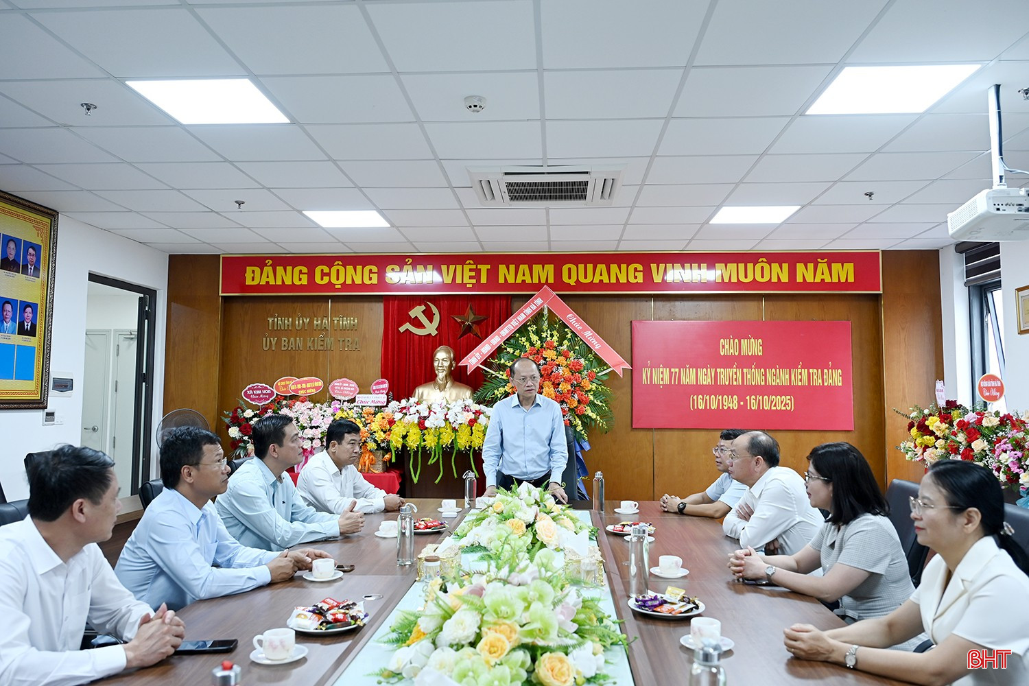 Đồng chí Nguyễn Hồng Lĩnh - Phó Bí thư Tỉnh ủy, Phó Chủ tịch Thường trực UBND tỉnh và các đồng chí trong đoàn chúc mừng Ban Tuyên giáo và Dân vận Tỉnh ủy, Ủy ban Kiểm tra Tỉnh ủy nhân ngày kỷ niệm. Đồng chí Nguyễn Hồng Lĩnh - Phó Bí thư Tỉnh ủy, Phó Chủ tịch Thường trực UBND tỉnh và các đồng chí trong đoàn chúc mừng Ban Tuyên giáo và Dân vận Tỉnh ủy, Ủy ban Kiểm tra Tỉnh ủy nhân ngày kỷ niệm.