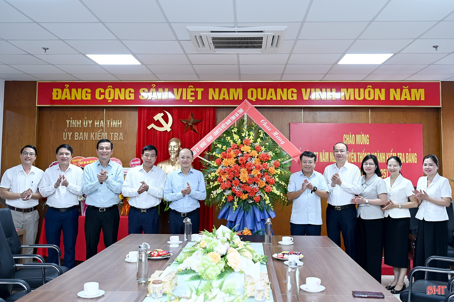 Đồng chí Nguyễn Hồng Lĩnh - Phó Bí thư Tỉnh ủy, Phó Chủ tịch Thường trực UBND tỉnh và các đồng chí trong đoàn tặng hoa chúc mừng Ủy ban Kiểm tra Tỉnh ủy. bqbht_br_dsc-8d250.jpg