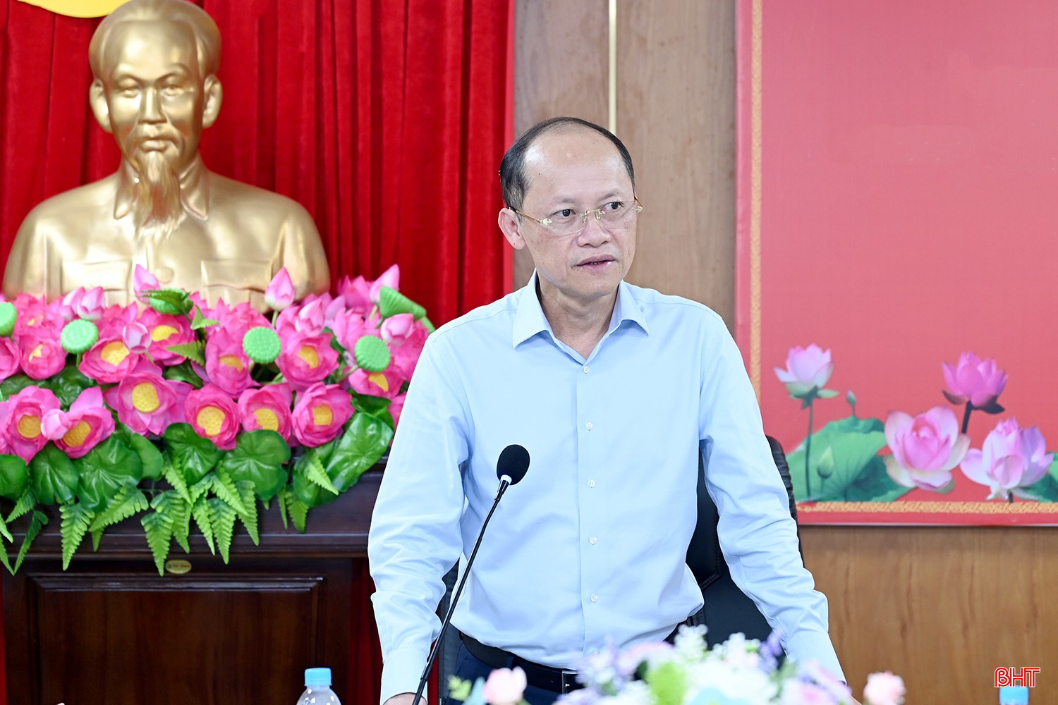 Đồng chí Nguyễn Hồng Lĩnh - Phó Bí thư Tỉnh ủy, Phó Chủ tịch Thường trực UBND tỉnh phát biểu chúc mừng Ban Tuyên giáo và Dân vận Tỉnh ủy. bqbht_br_dsc-d8200.jpg