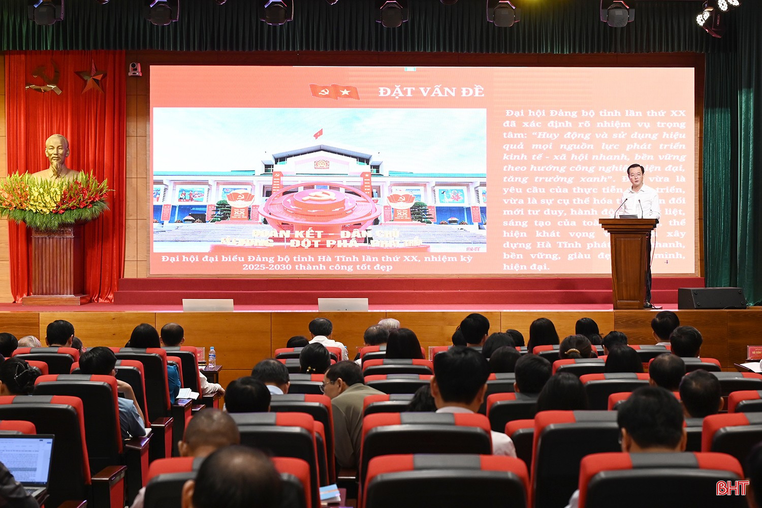 Phó Chủ tịch UBND tỉnh Trần Báu Hà trình bày chuyên đề về “Huy động và sử dụng hiệu quả mọi nguồn lực để phát triển kinh tế - xã hội của tỉnh nhanh, bền vững theo hướng công nghiệp hiện đại, tăng trưởng xanh”.