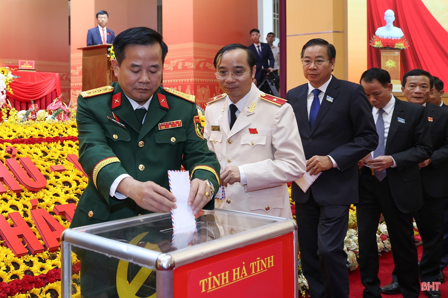 Ngay sau khi bế mạc đại hội, các đại biểu đã quyên góp ủng hộ đồng bào bị ảnh hưởng bão lụt. image-6.jpg