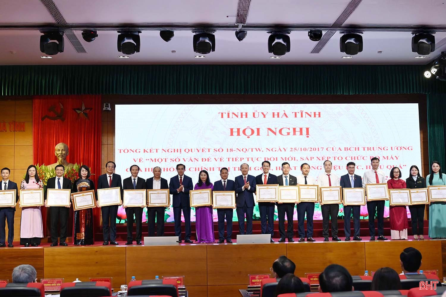 Phó Bí thư Thường trực Tỉnh ủy Nguyễn Hồng Lĩnh và Phó Bí thư Tỉnh ủy - Chủ tịch UBND tỉnh Võ Trọng Hải trao bằng khen cho các cá nhân có thành tích xuất sắc trong triển khai thực hiện Nghị quyết số 18- NQ/TW. bqbht_br_dsc-9123-dcopy.jpg