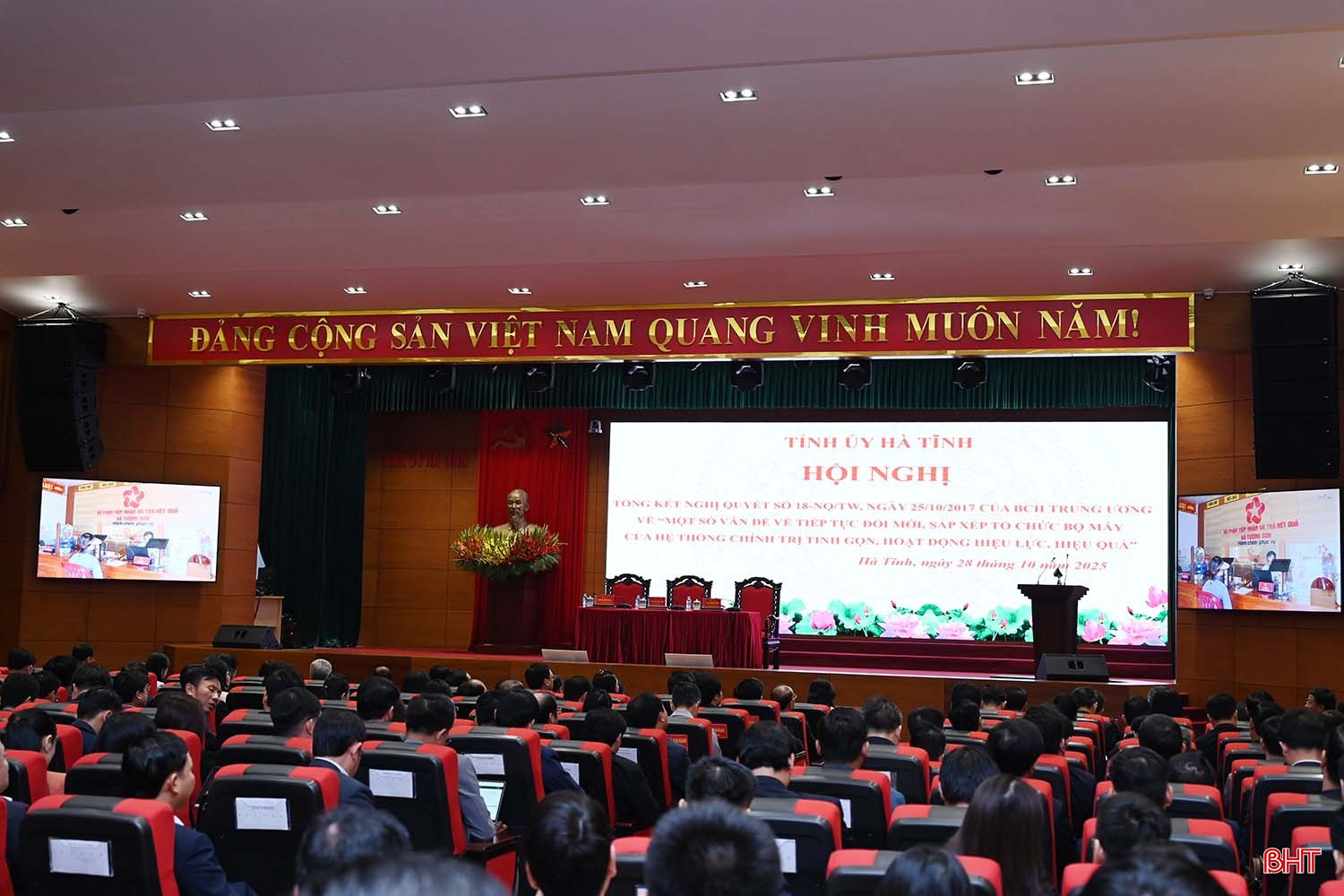 Đại biểu theo dõi phóng sự được trình chiếu tại hội nghị. bqbht_br_dsc-9d009.jpg