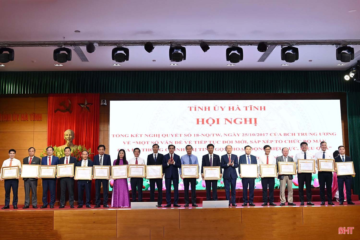 Phó Bí thư Thường trực Tỉnh ủy Nguyễn Hồng Lĩnh và Phó Bí thư Tỉnh ủy - Chủ tịch UBND tỉnh Võ Trọng Hải trao bằng khen cho các cá nhân có thành tích xuất sắc trong thực hiện nhiệm vụ tham mưu, phục vụ Đại hội Đảng bộ tỉnh lần thứ XX. bqbht_br_dsc-913dqe9-copy.jpg