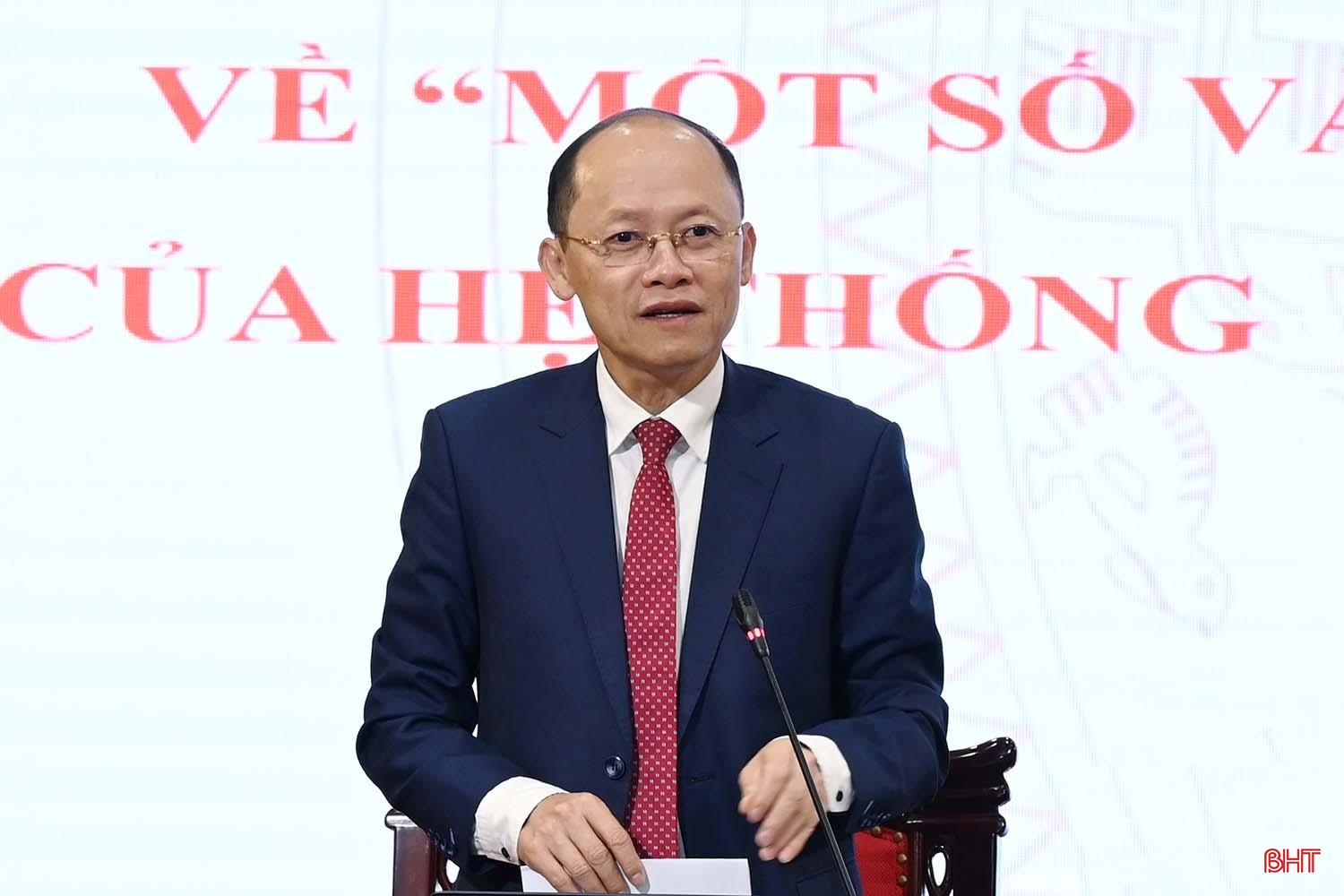 Phó Bí thư Thường trực Tỉnh ủy Nguyễn Hồng Lĩnh phân tích, cho ý kiến các đề xuất, kiến nghị của đại biểu tại hội nghị. bqbht_br_dsc-908d8.jpg