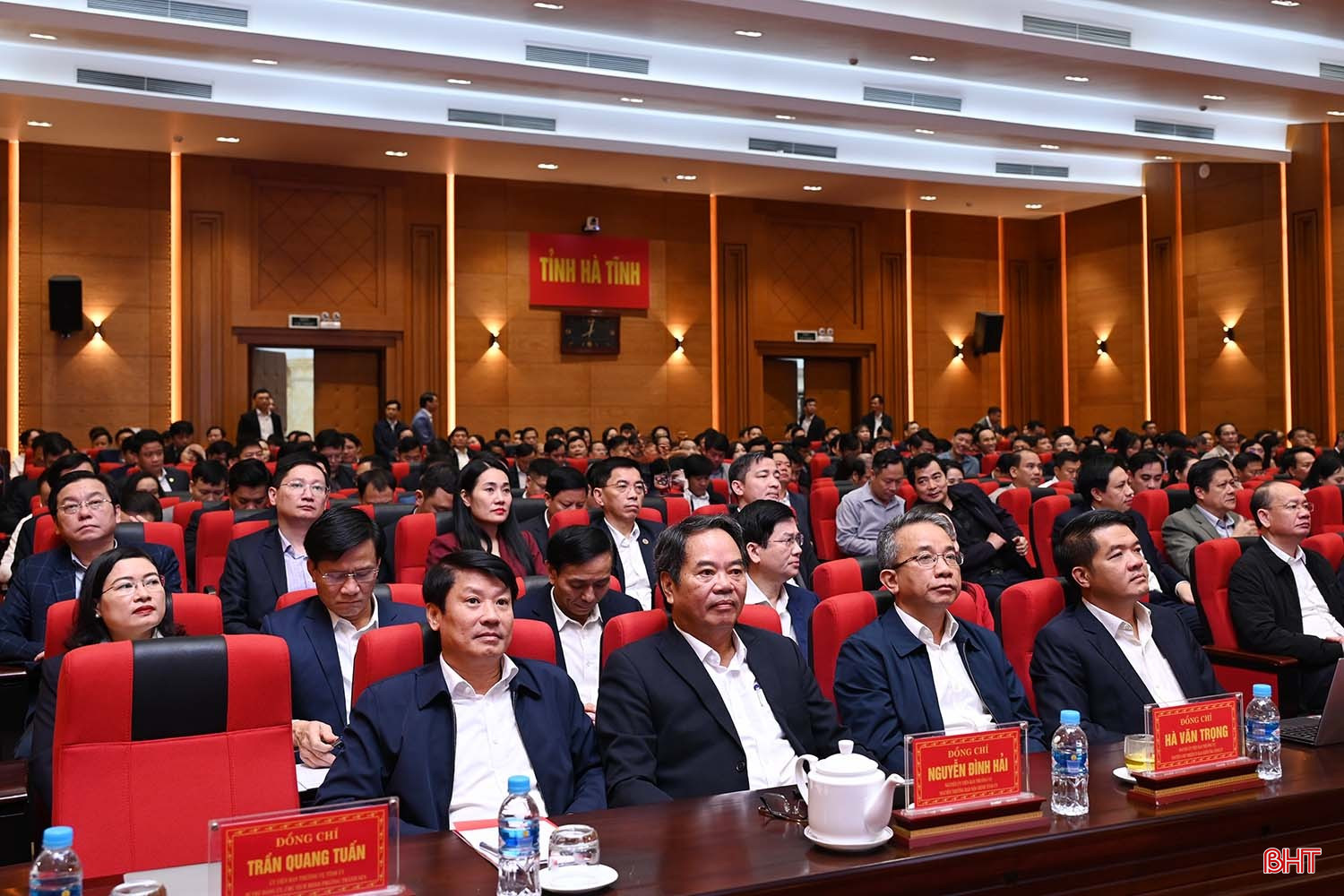 Đại biểu dự hội nghị. Đại biểu dự hội nghị.