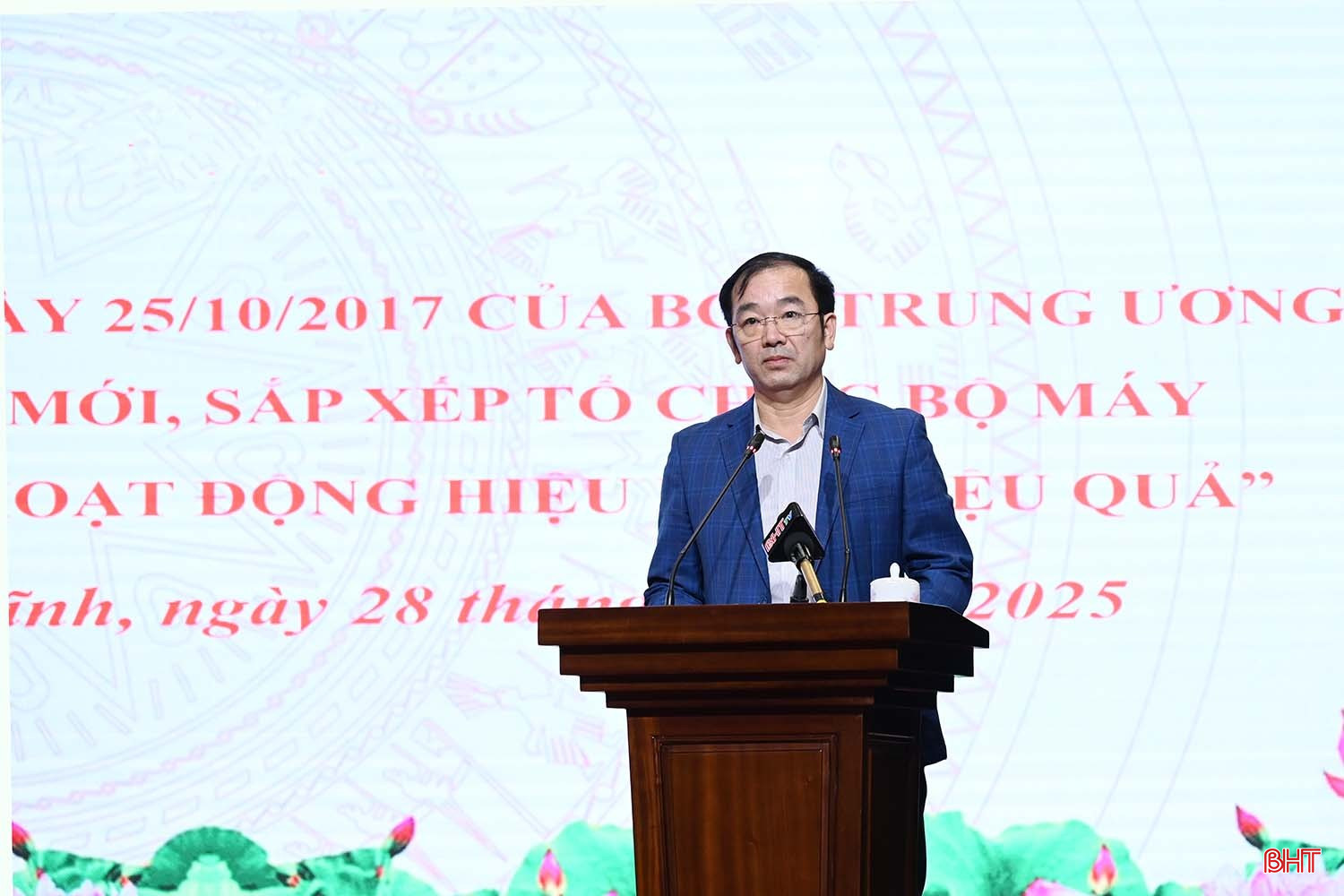 Phó Bí thư Thường trực Đảng ủy phường Thành Sen Nguyễn Đức Danh chia sẻ bài học kinh nghiệm trong thực hiện sắp xếp tổ chức bộ máy. bqbht_br_dsc-9a057.jpg
