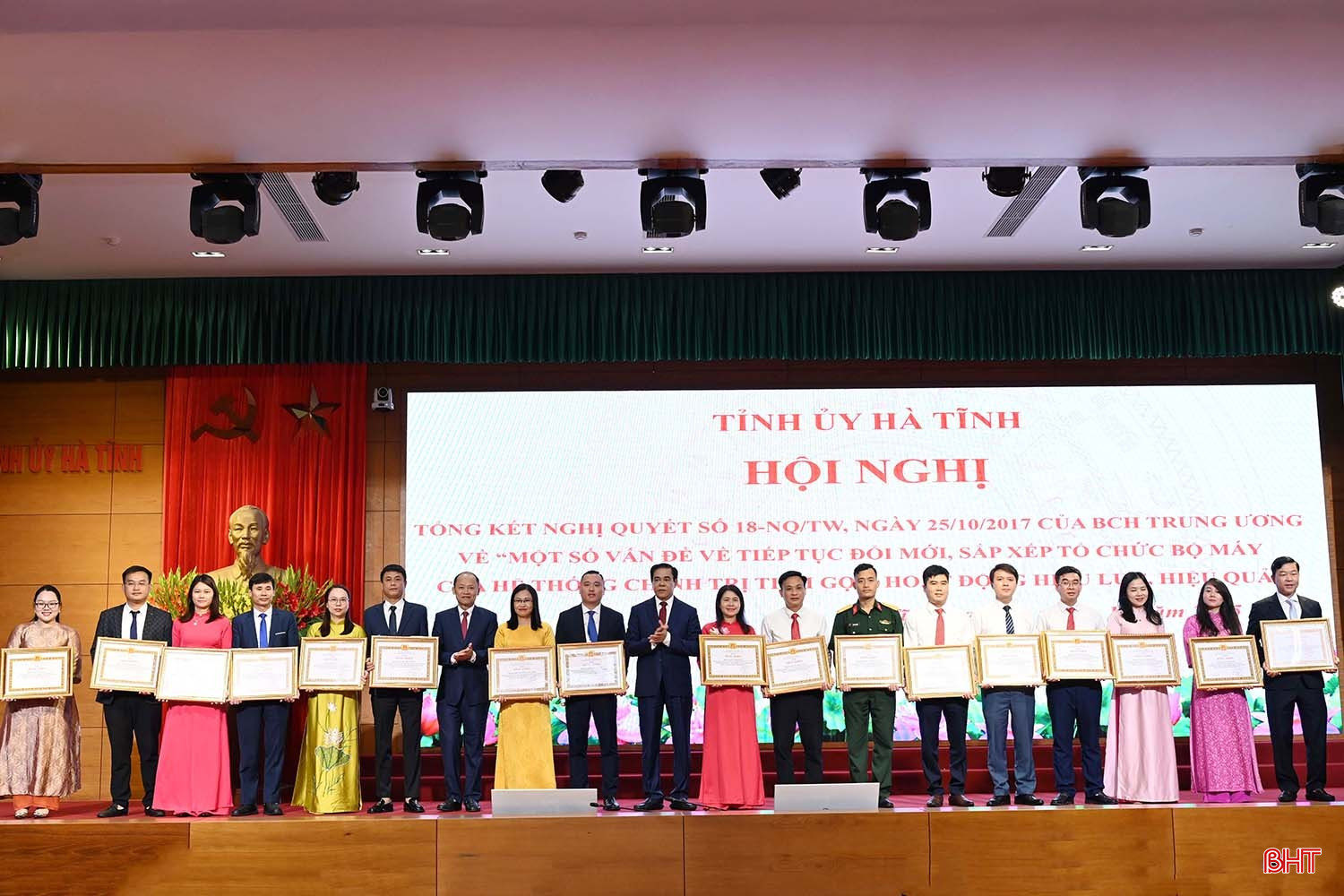 Phó Bí thư Thường trực Tỉnh ủy Nguyễn Hồng Lĩnh và Phó Bí thư Tỉnh ủy - Chủ tịch UBND tỉnh Võ Trọng Hải trao bằng khen cho các cá nhân có thành tích xuất sắc trong thực hiện nhiệm vụ tham mưu, phục vụ Đại hội Đảng bộ tỉnh lần thứ XX. bqbht_br_dsc-915ffff0-copy.jpg