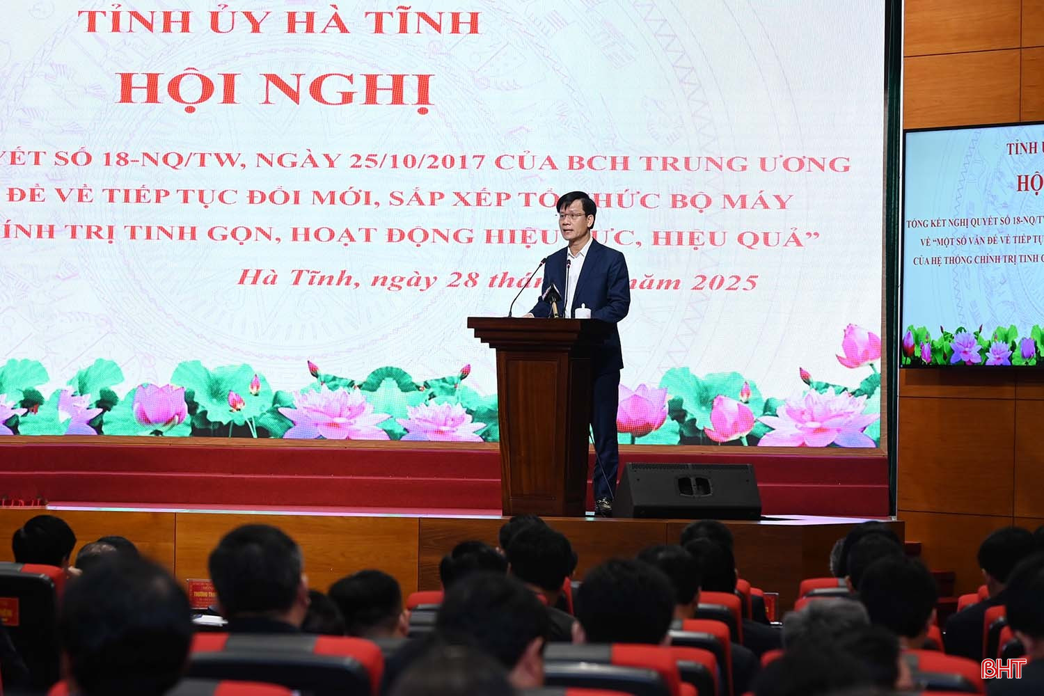 Giám đốc Sở Nội vụ Trịnh Văn Ngọc tham luận kết quả triển khai thực hiện Nghị quyết số 18-NQ/TW gắn với việc thực hiện xây dựng mô hình chính quyền địa phương 2 cấp. Giám đốc Sở Nội vụ Trịnh Văn Ngọc tham luận kết quả triển khai thực hiện Nghị quyết số 18-NQ/TW gắn với việc thực hiện xây dựng mô hình chính quyền địa phương 2 cấp.