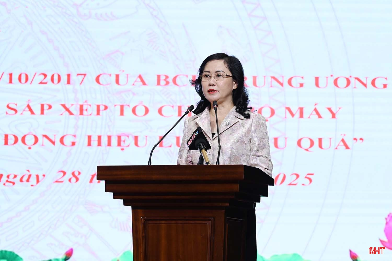 Trưởng ban Tổ chức Tỉnh ủy Trương Thanh Huyền báo cáo tóm tắt kết quả thực hiện Nghị quyết số 18-NQ/TW. bqbht_br_dsc-d9014.jpg