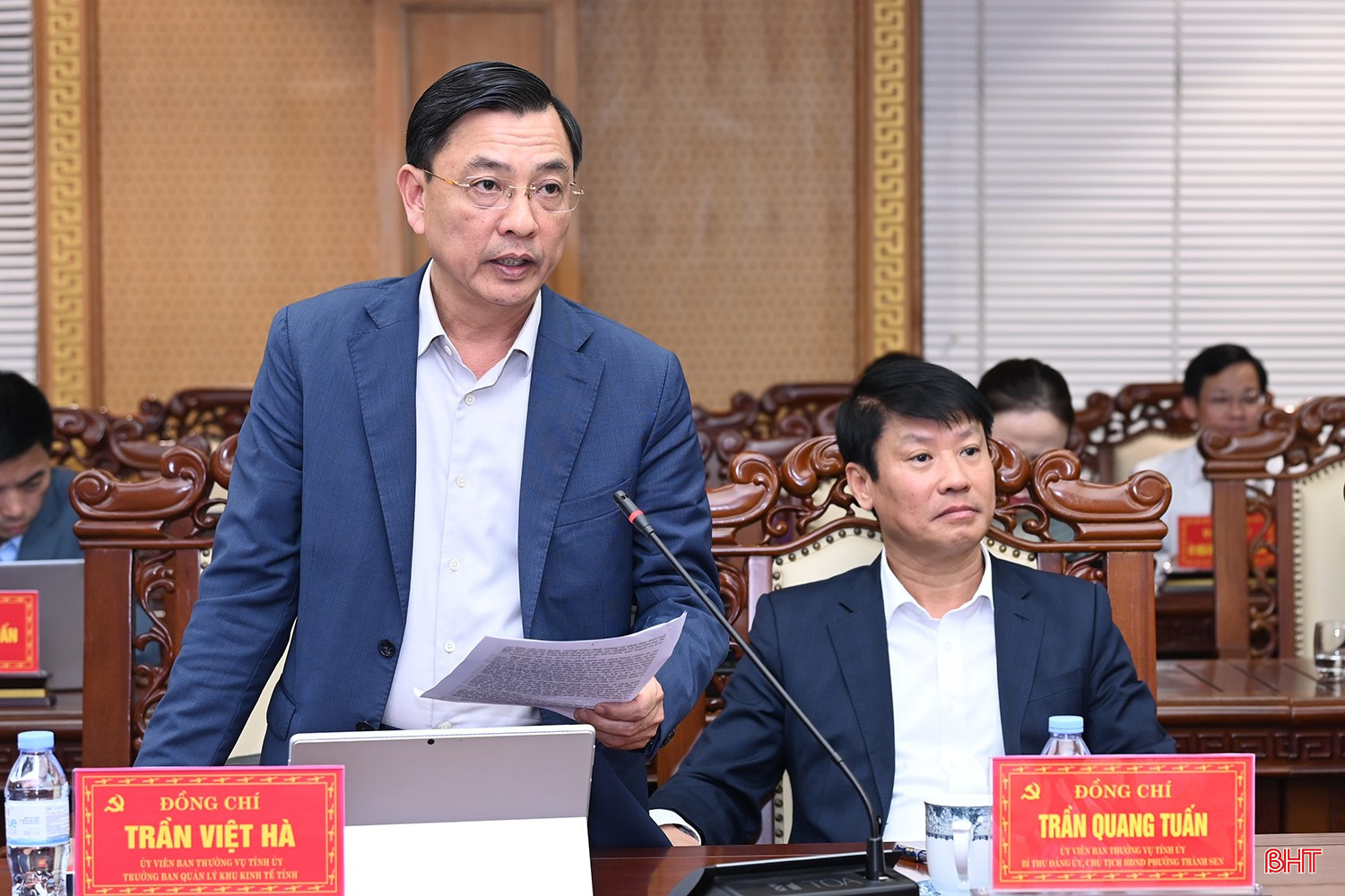 Đồng chí Trần Việt Hà - Ủy viên BTV Tỉnh ủy, Trưởng BQL Khu kinh tế tỉnh phát biểu tại hội nghị.