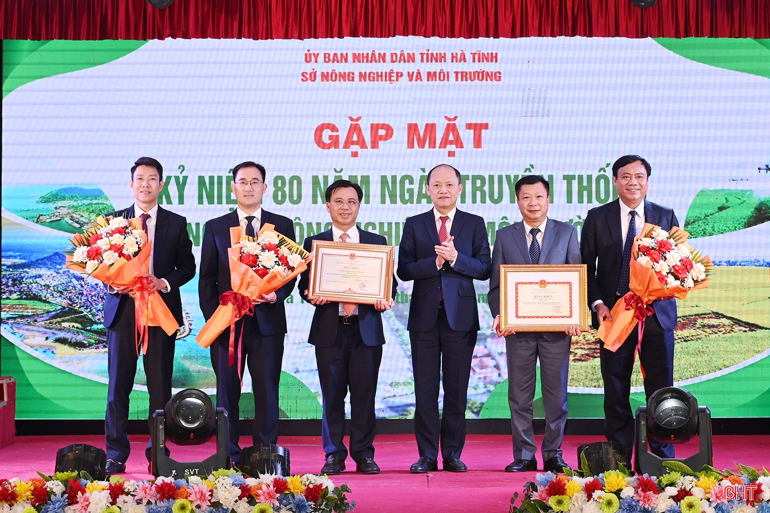 Đồng chí Nguyễn Hồng Lĩnh - Phó Bí thư Thường trực Tỉnh ủy, Chủ tịch HĐND tỉnh trao tặng bằng khen của Bộ NN&amp;MT, UBND tỉnh cho tập thể Sở NN&amp;MT.