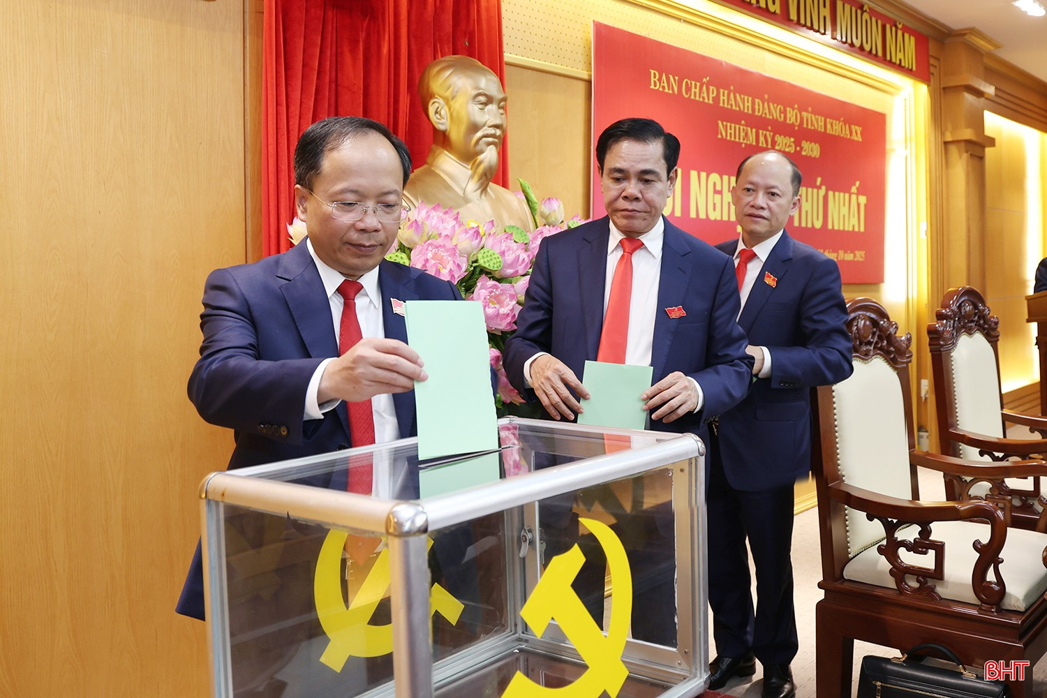 Đại biểu bỏ phiếu bầu các chức danh nhiệm kỳ mới. bqbht_br_imgd-8937.jpg