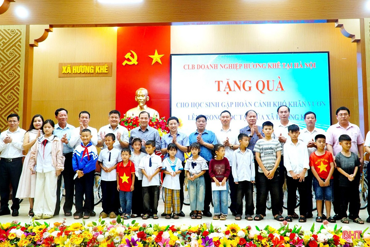... và trao tặng quà cho các em học sinh.