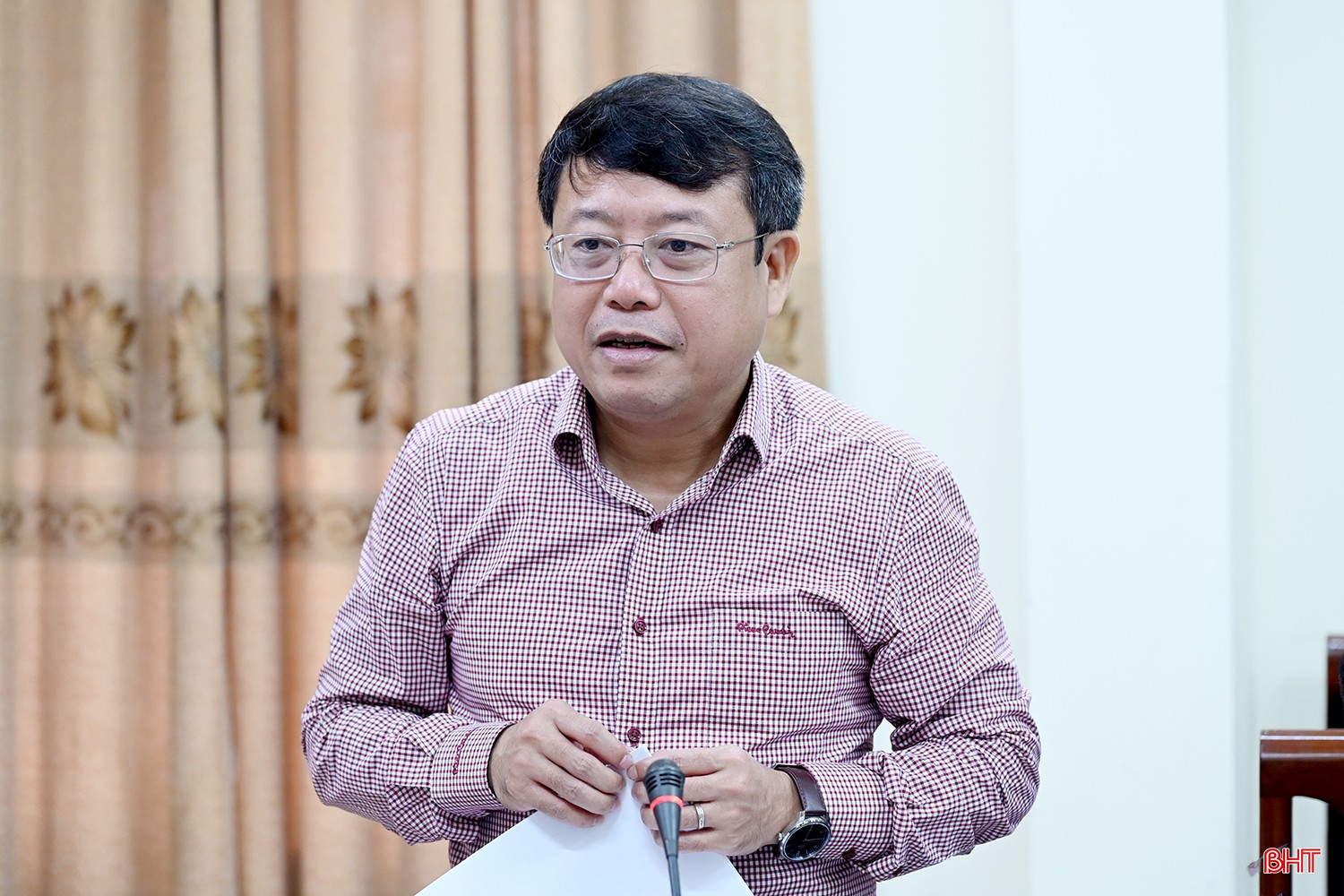 Phó Chủ tịch Thường trực HĐND tỉnh Dương Tất Thắng soát xét các nội dung chuẩn bị Kỳ họp 34 HĐND tỉnh.