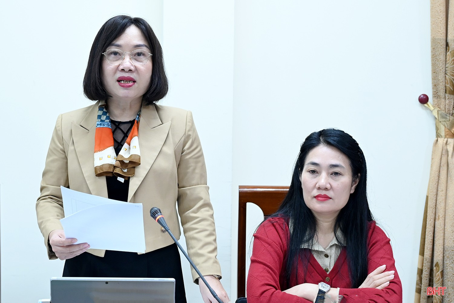 Trưởng ban Kinh tế - Ngân sách (HĐND tỉnh) Nguyễn Thị Thúy Nga báo cáo tiến độ chuẩn bị các nội dung phục vụ Kỳ họp HĐND tỉnh sắp tới.