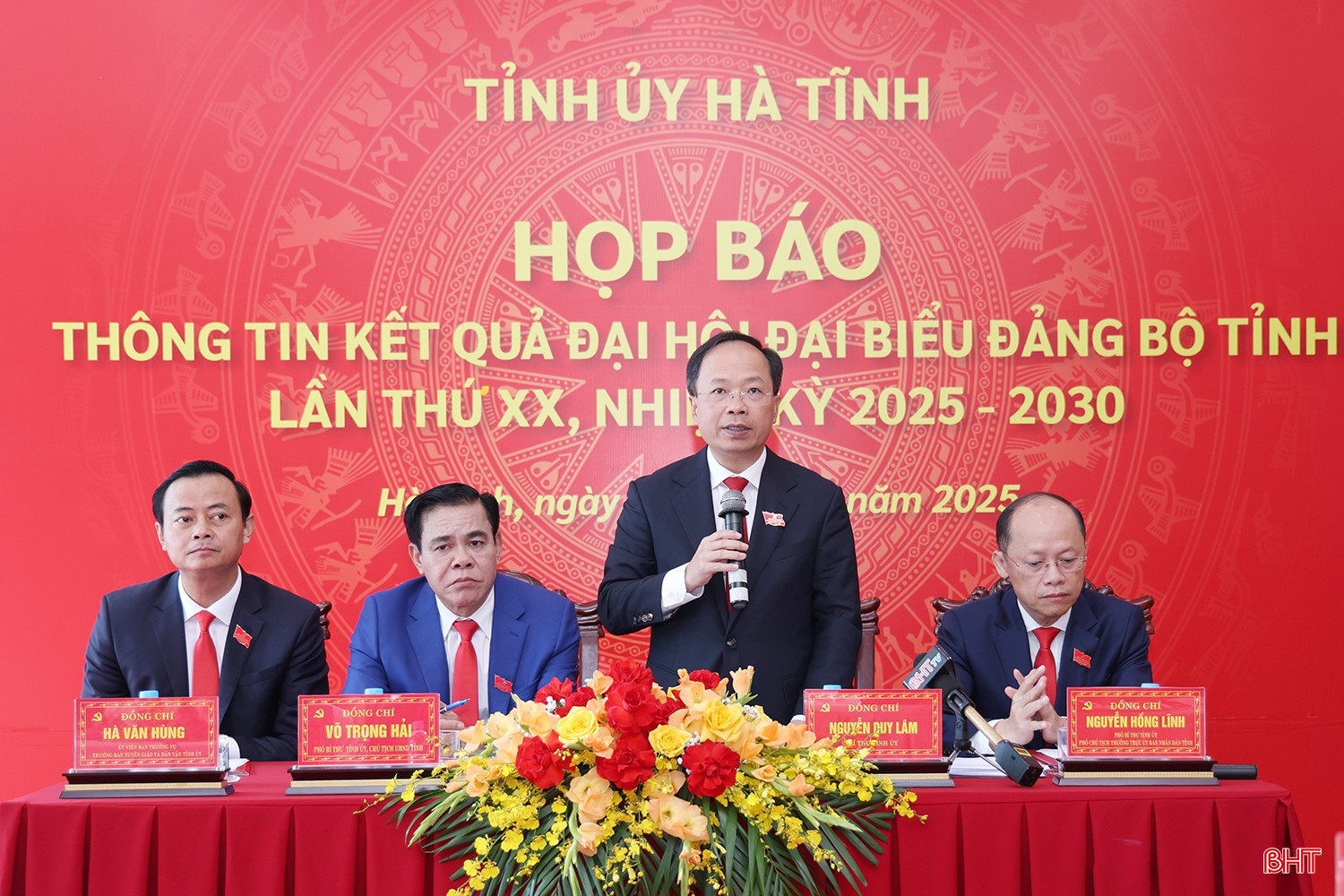 Các đồng chí Thường trực Tỉnh ủy và lãnh đạo Ban Tuyên giáo và Dân vận Tỉnh ủy chủ trì họp báo ngay sau đại hội. Các đồng chí Thường trực Tỉnh ủy và lãnh đạo Ban Tuyên giáo và Dân vận Tỉnh ủy chủ trì họp báo ngay sau đại hội.