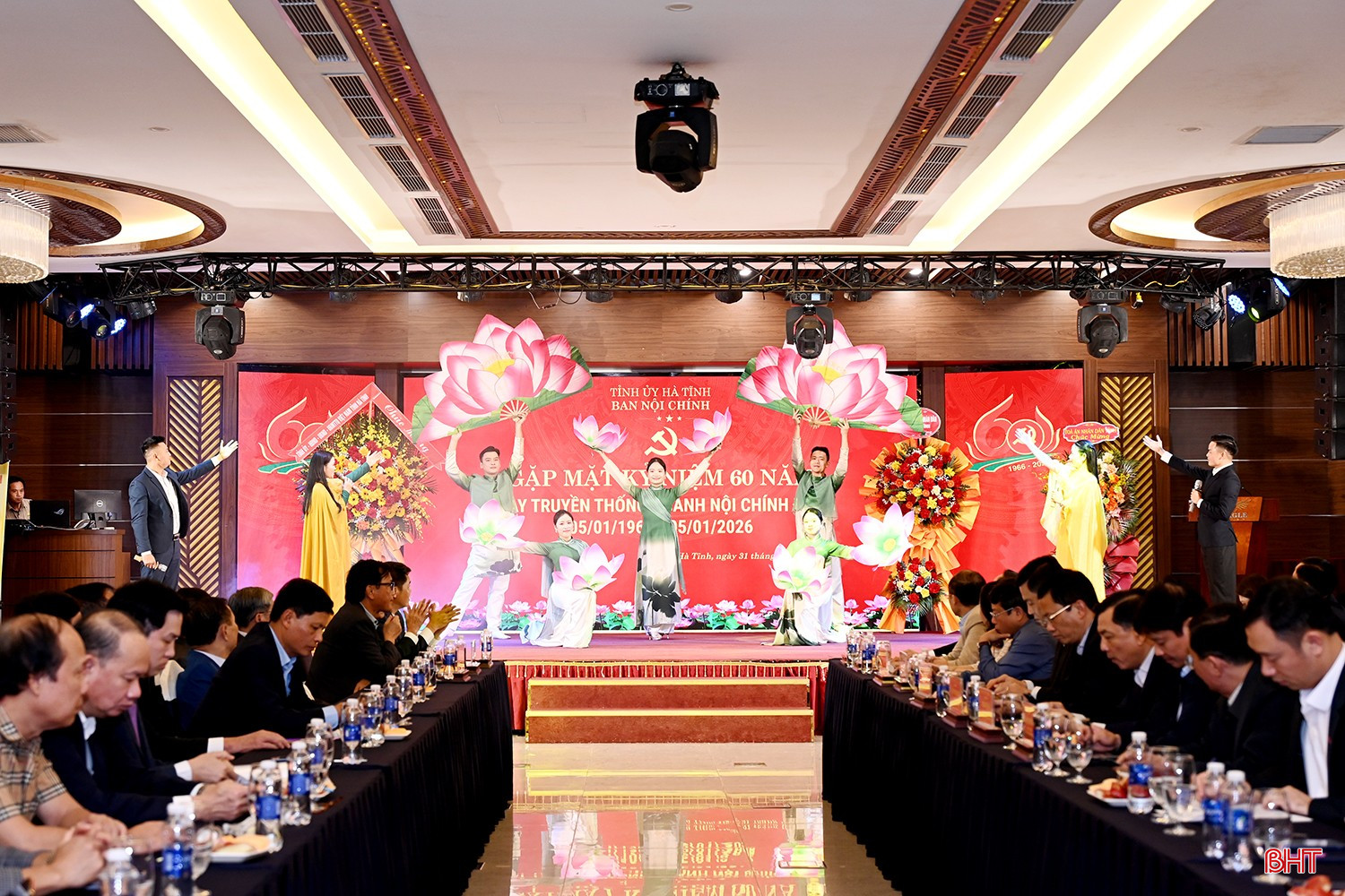 Chương trình văn nghệ tại buổi gặp mặt.