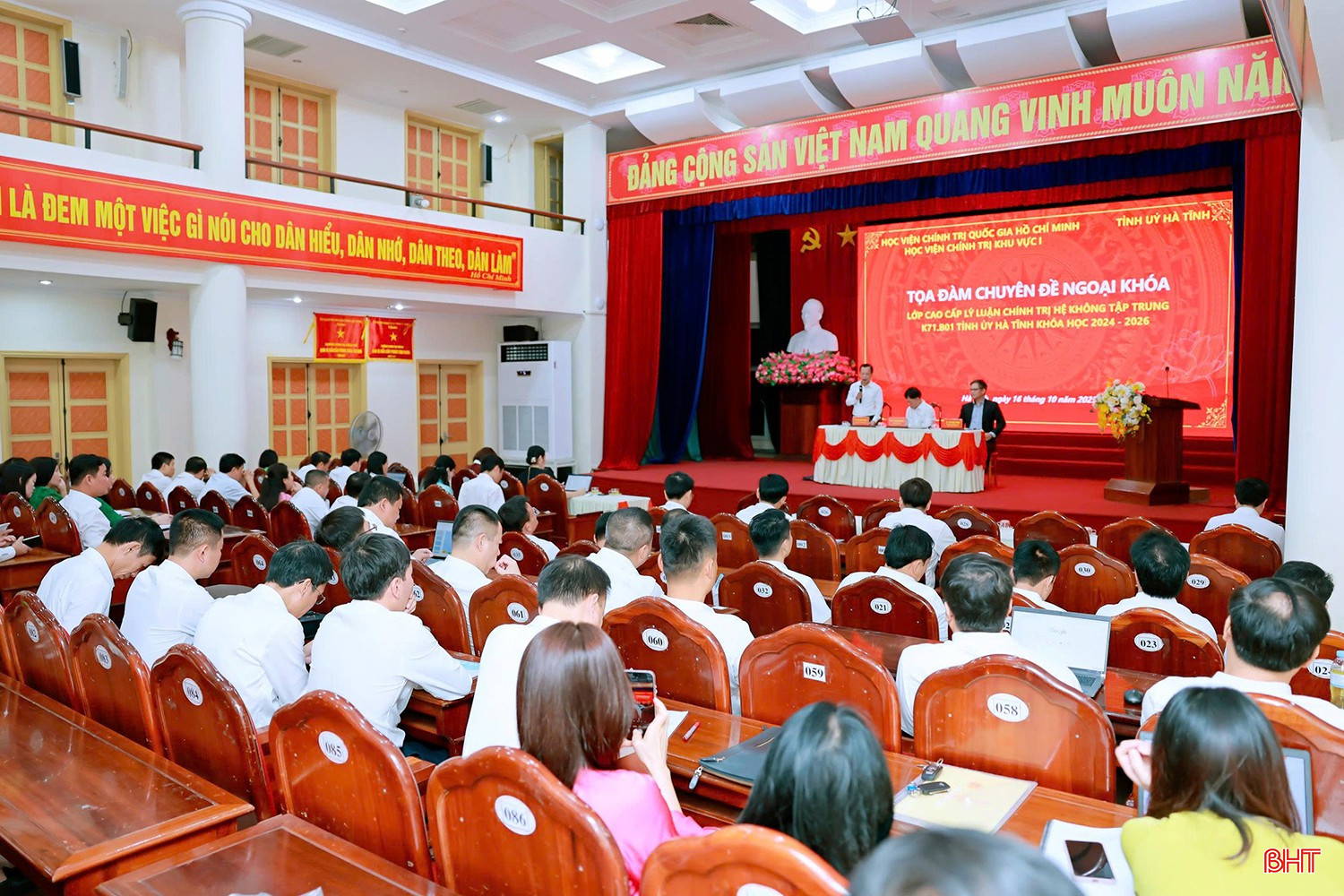 Từ năm 1991 đến nay, nhà trường đã mở 737 lớp đào tạo, bồi dưỡng cho hơn 61.000 học viên. bqbht_br_z7123465474385-eae80f1cad4946f27667bb4d65f5b405.jpg
