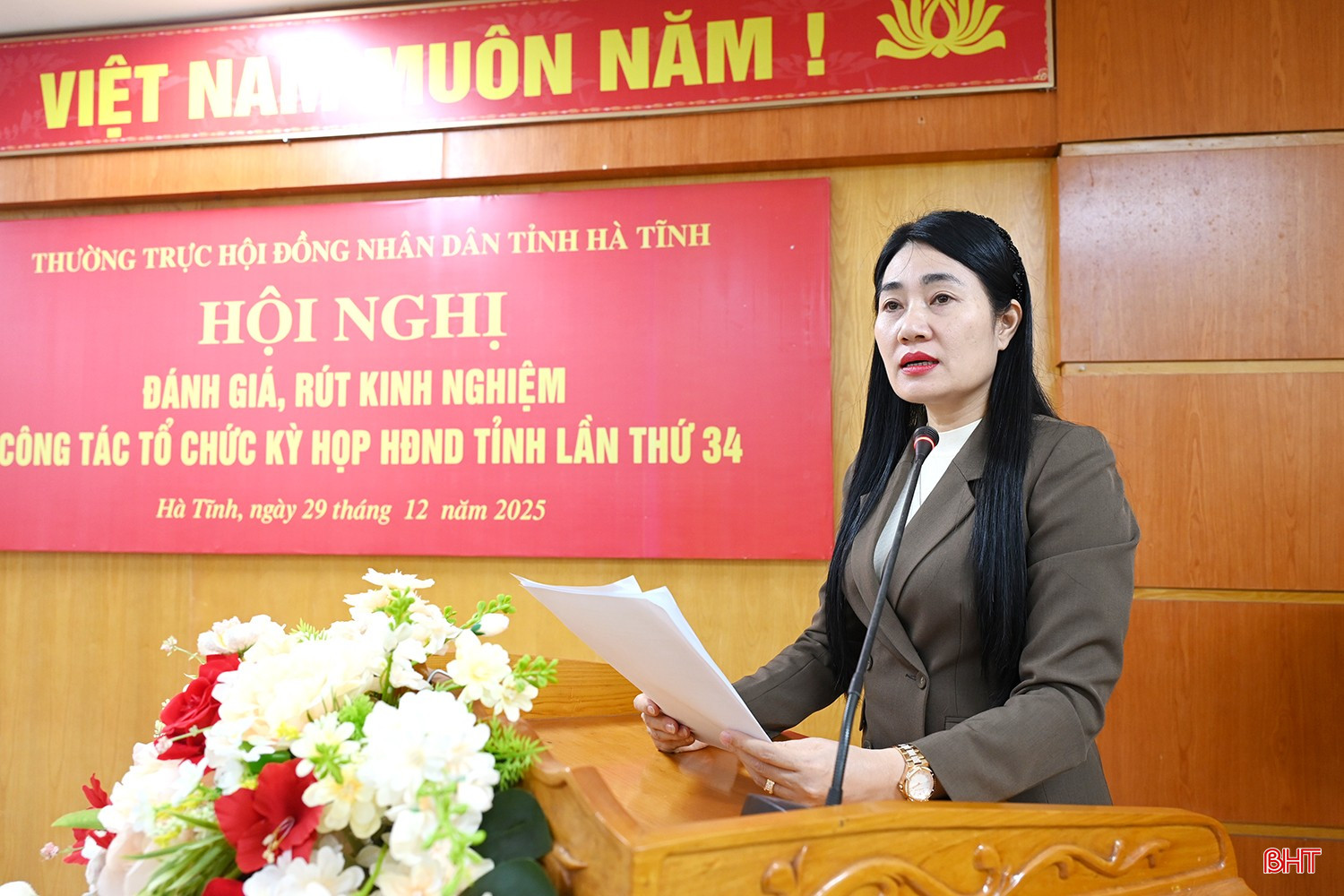 Phó Chủ tịch HĐND tỉnh Nguyễn Thị Việt Hà báo cáo đánh giá kết quả Kỳ họp 34.