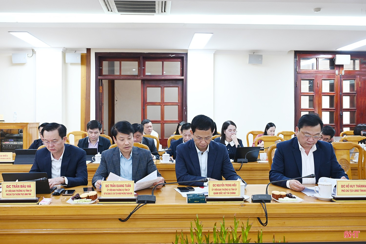 Phó Chủ tịch Thường trực UBND tỉnh Trần Báu Hà và các đại biểu dự hội nghị.