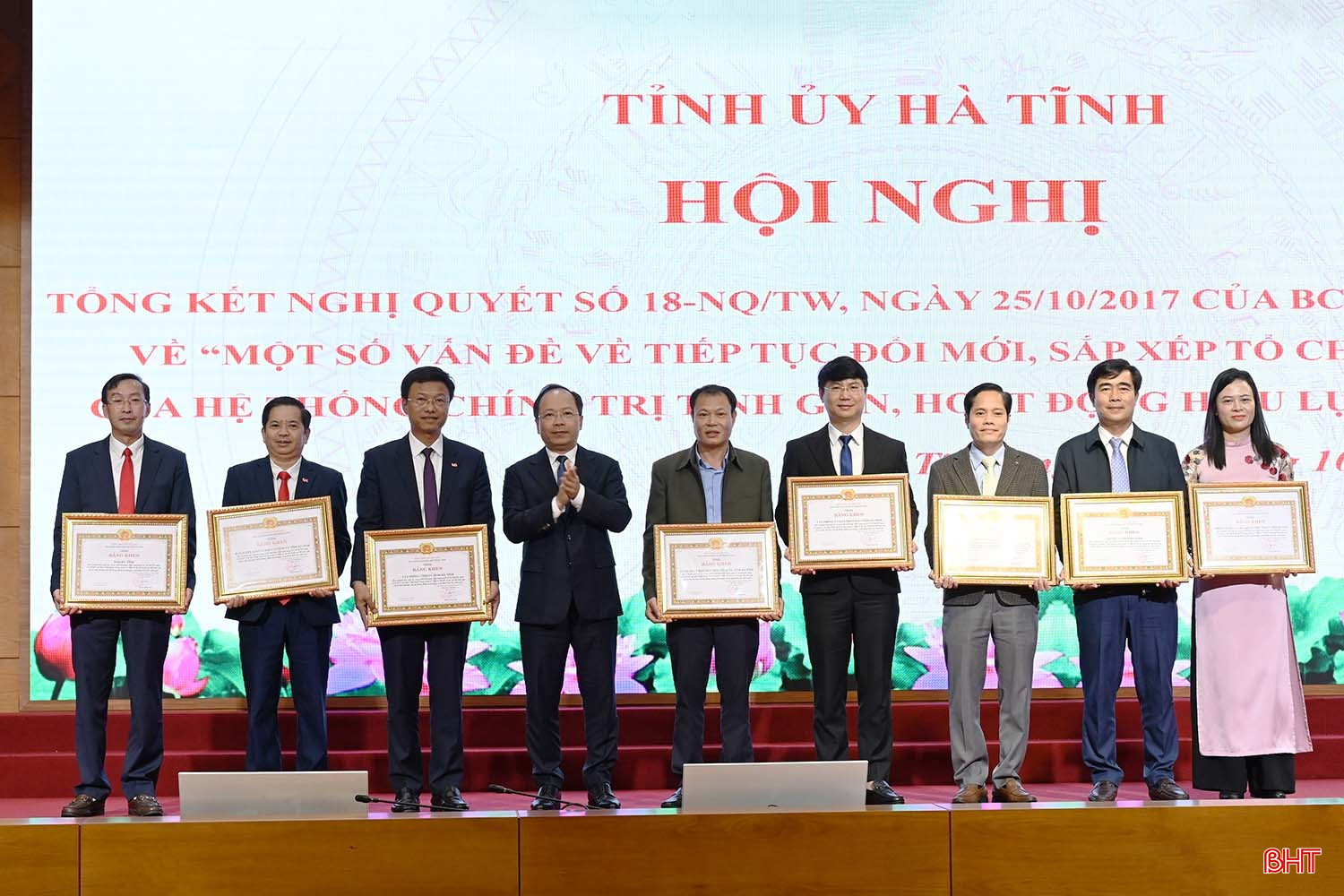 Bí thư Tỉnh ủy Nguyễn Duy Lâm trao bằng khen cho các tập thể có thành tích xuất sắc trong triển khai thực hiện Nghị quyết số 18- NQ/TW. bqbht_br_dddq.jpg